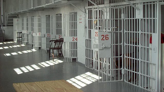 Întâlnire de gradul 0 în penitenciar: Tatăl și fiul, ambii violatori ai aceleiași victime