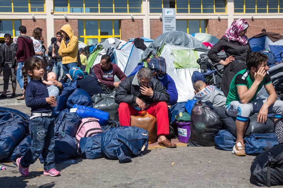 COPII sub 10 ani încearcă să se SINUCIDĂ într-o tabără de refugiați. Vezi condițiile de la MORIA, Grecia