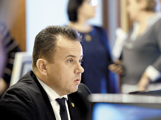 Acest senator PSD a comparat aliații și partenerii României, printre care SUA și Germania, cu niște GÂNDACI. Explicația lui este halucinantă: „Mi s-a părut foarte...”