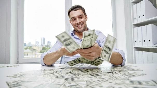 ȘOC pe piața bancară: O mare bancă din România a fost OBLIGATĂ să dea înapoi clienților cu credite JUMĂTATE din bani. Vedeți dacă vă aflați printre cei mai FERICIȚI români