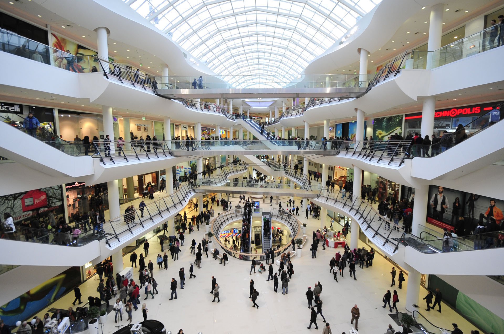 Un nou faliment de RĂSUNET zguduie piața. Lovitura primită de la unul dintre lanțurile de fashion din România