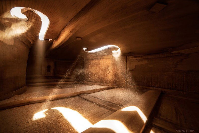 Imagini uluitoare cu interiorul instrumentelor muzicale - VIDEO