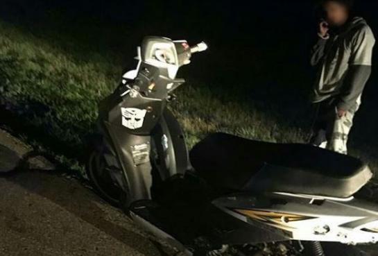 Un bărbat a condus un scuter peste 200 de km pe autostradă folosind telefonul pe post de far