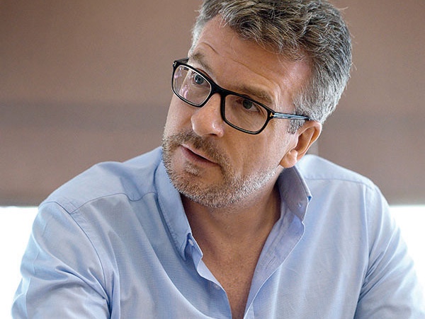 James Simmons, managing director Unilever. „Voi, românii, aveți ceva căruia îi spuneți «spirit de șmecher"