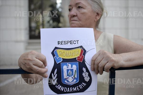 Miting pentru susținerea Jandarmeriei, la PÎCCJ: Dacă nu te îndepărtezi de huligani, îți asumi bătăița