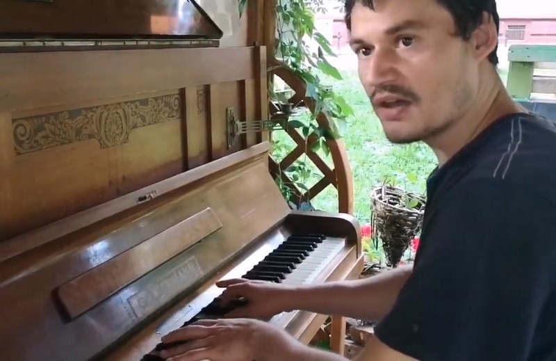 Pianistul în șlapi: Un spălător de vase din Oradea impresionează internetul cu talentul său