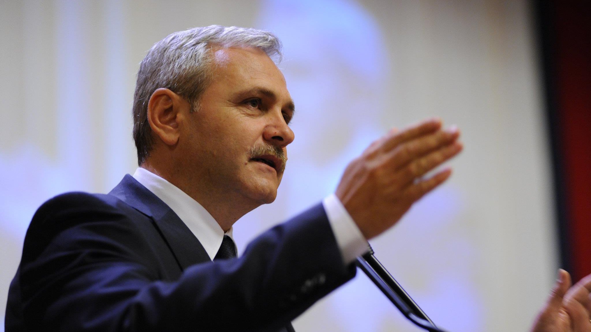 "Proștii îl susțin pe tractoristul Dragnea. A făcut facultatea doar pentru că tatăl lui era milițian". Moment incredibil în direct, în războiul Firea - Dragnea