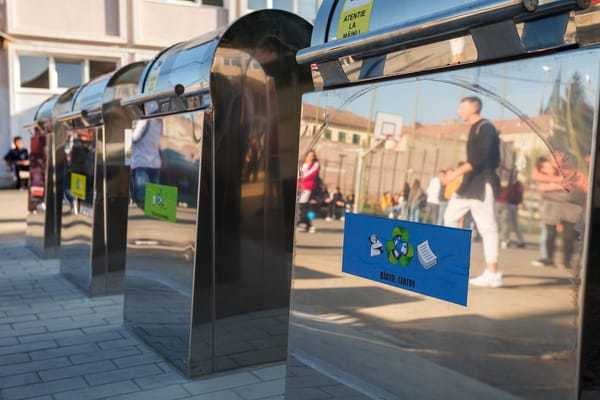 Orașul din România unde în școli au fost montate platforme îngropate pentru colectarea deșeurilor menajere în mod selectiv