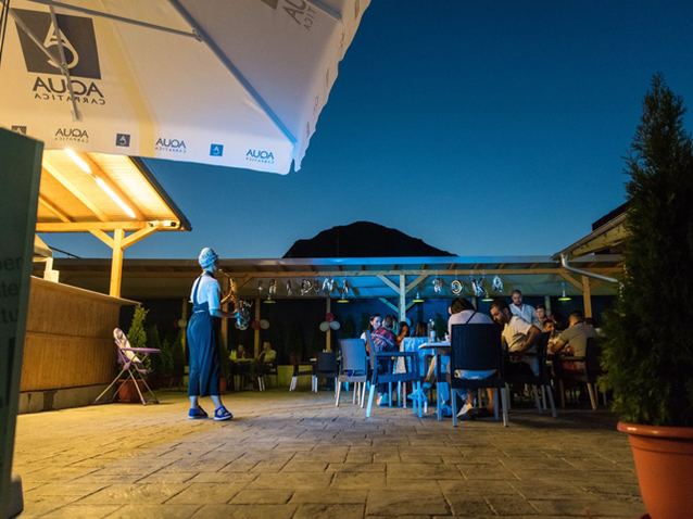 Au început cu un restaurant amenajat într-un garaj și au ajuns la 900.000 de lei. Ambiția lor este să redeschidă o cabană la cota 1.600 din Sinaia