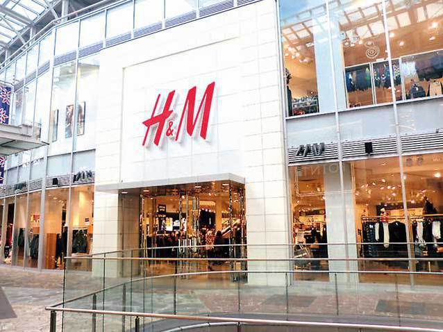 Ce se întâmplă cu hainele ieftine: Acțiunile retailerului H&M cresc cu aproape 10% pe fondul speculațiilor din piață