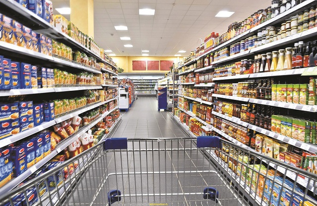 În ciuda percepției dată de cozi, vânzările per magazin au scăzut la o treime în comerțul modern în ultimul deceniu. Declinul vine pe fondul apetitului crescut al retailerilor pentru magazine
