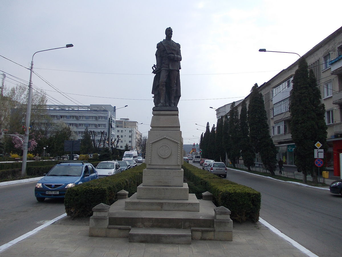 Primul oraș din România în care s-au montat deja decorațiunile luminoase de Crăciun. Afară sunt 30 de grade Celsius. Ce spune Primăria