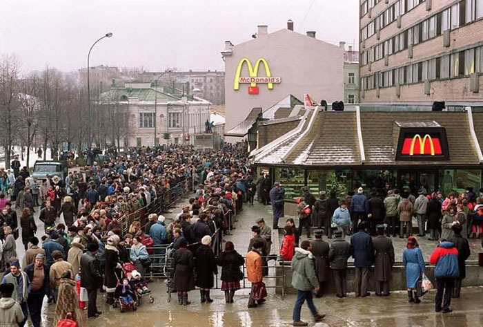 27 de fotografii care ilustrează haosul de la deschiderea primului McDonald's din Moscova, din 1990 - GALERIE FOTO - VIDEO