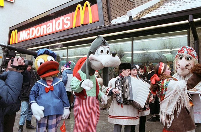 Cum arăta primul McDonald's "sovietic", deschis la Moscova în 1990. Era cel mai mare din lume - GALERIE FOTO - VIDEO