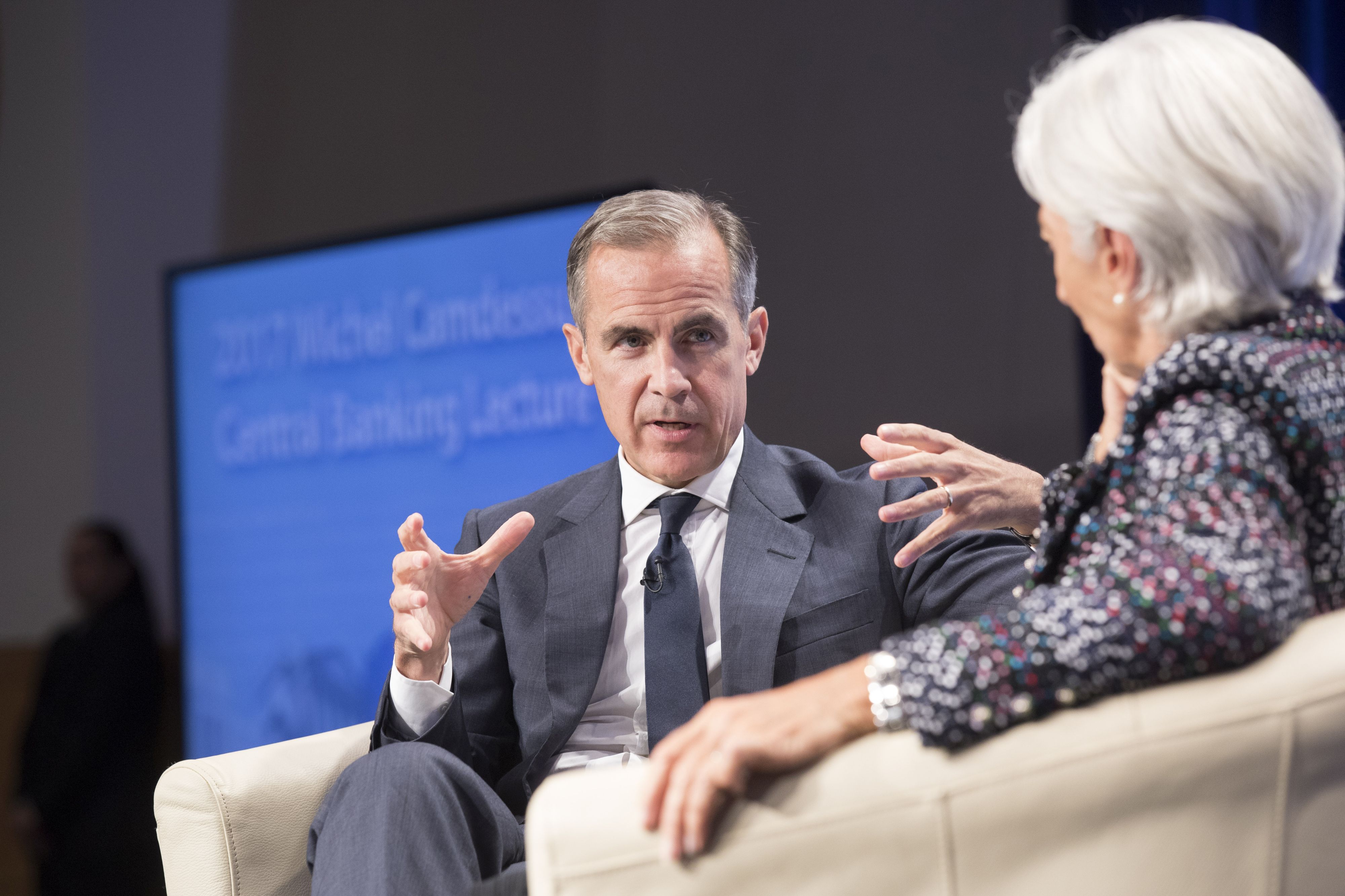 Veteranul Mike Carney rămâne la conducerea băncii Angliei până în 2020 pentru a gestiona matematica Brexitului
