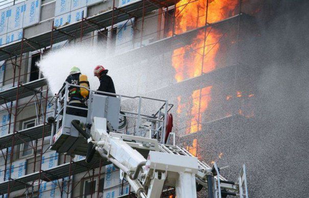 Blocul din Sectorul 5 al Capitalei care a luat foc nu avea autorizație la incendiu/ Primăria Sectorului 5 anunță dosar penal/ ISU: Dezvoltatorul blocului nu a cerut niciun aviz