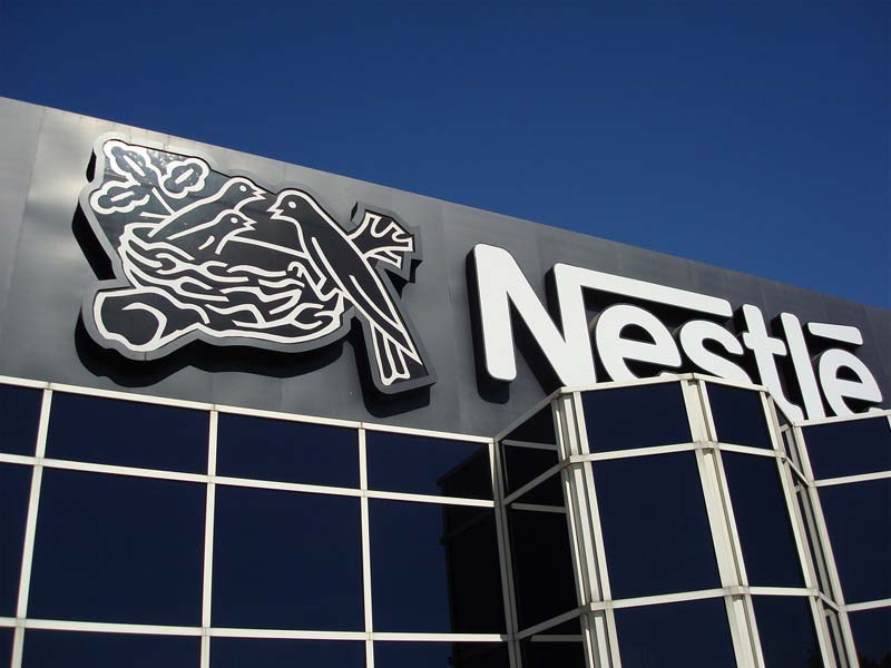 Nestle scoate la vânzare businessul de sănătate corporală pe care l-a înființat împreună cu L`Oreal. Compania valorează peste 6 miliarde de dolari
