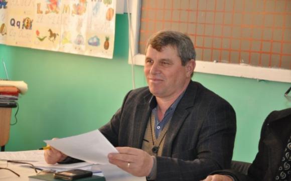 Întâmplare demnă de filmele absurde. Un primar din România a organizat nunta fiicei în curtea școlii. Și pentru că nu a avut loc cortul, acesta a dărâmat gardul și poarta de acces a institu