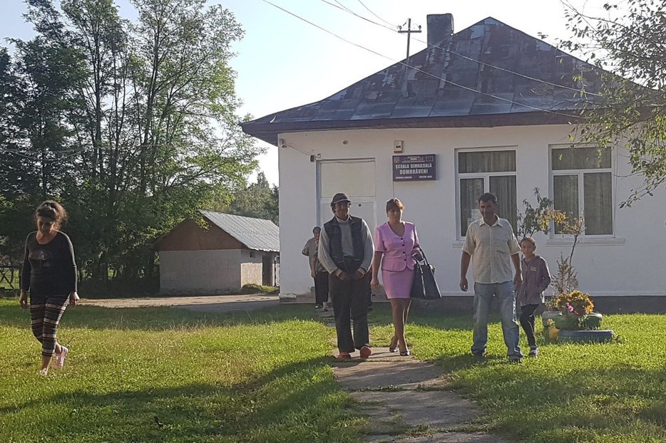 Sute de școli DESFIINȚATE sau COMASATE în țară. Elevii, puși pe drum să ajungă în sala de clasă