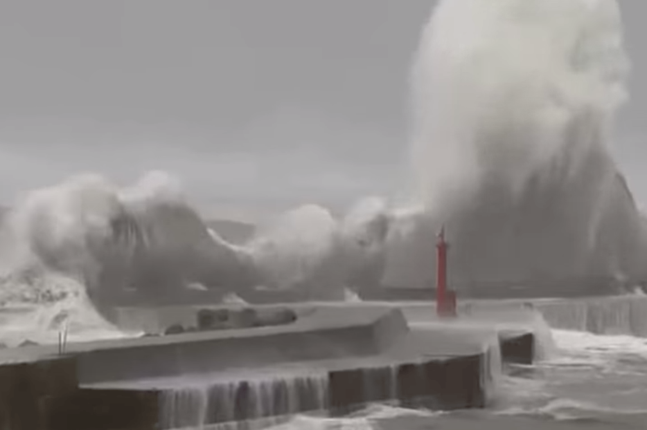 Taifun devastator în Japonia. Cel puțin șase persoane au murit în urma distrugerilor, iar peste un milion de oameni, îndemnați să-și abandoneze locuințele
