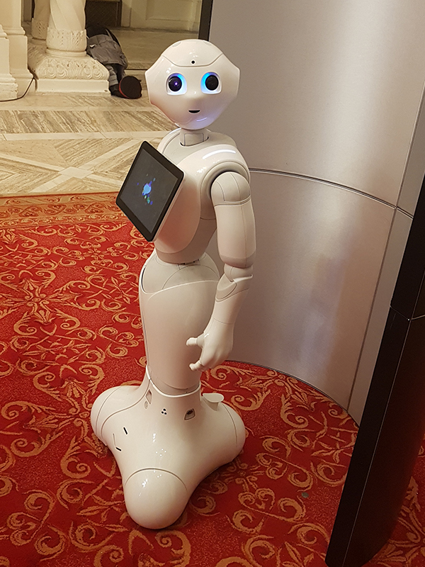 Uite cum arată robotul umanoid Pepper -  VIDEO