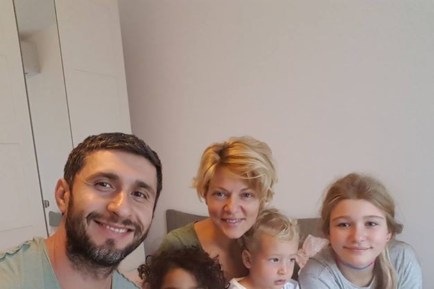 Dragoș Bucur și Dana Nălbaru folosesc metoda Montessori în educația celor trei copii ai lor. "Independenți și fericiți"