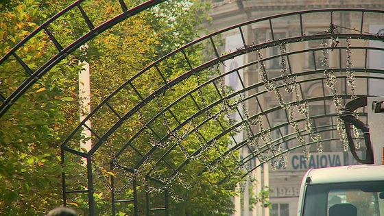 Orașul din România unde primăria a inceput montarea luminițelor de Crăciun în timp ce afară sunt la 20 de grade