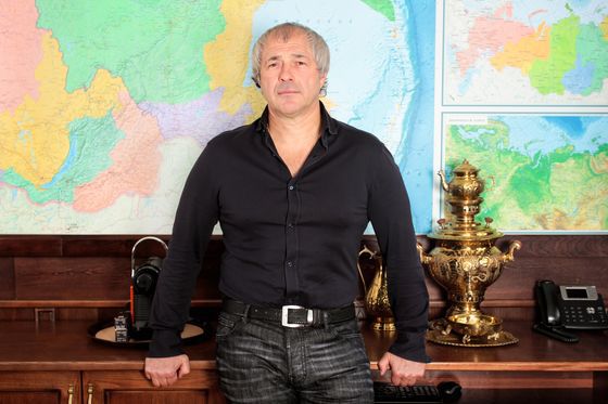Povestea celui mai proaspăt MILIARDAR din Rusia. Cum a reușit acesta să facă bani din cea mai mare slăbiciune a Rusiei
