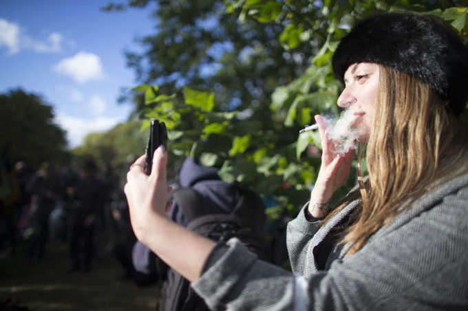 Canada rămâne fără marijuana la două zile după legalizarea ei. Reacția unei femei care a fumat pentru prima dată