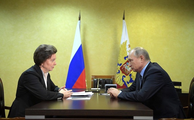 Reacția lui Putin când o guvernatoare din Rusia s-a așezat pe scaunul lui - VIDEO