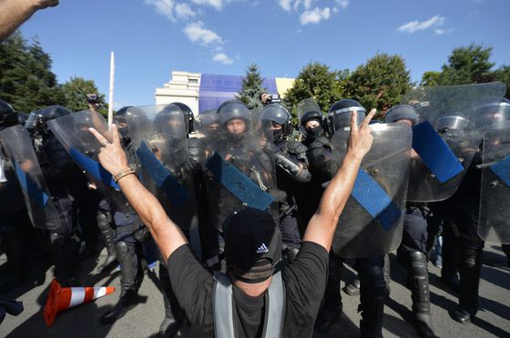 Doi bărbați au fost reținuți pentru agresarea unor jandarmi la mitingul din 10 august
