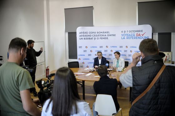 Inițiatorul redefinirii familiei recunoaște deja EȘECUL REFERENDUMULUI. Coaliția pentru Familie dă vina pe PSD și alte partide pentru situația de la urne
