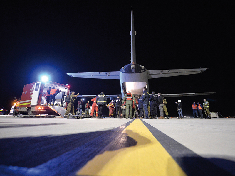 Operațiunea de evacuare a unor pacienți către alte zone din țară, la Baza 90 Transport Aerian din Otopeni, județul Ilfov, în cadrul exercițiului Seism 2018.