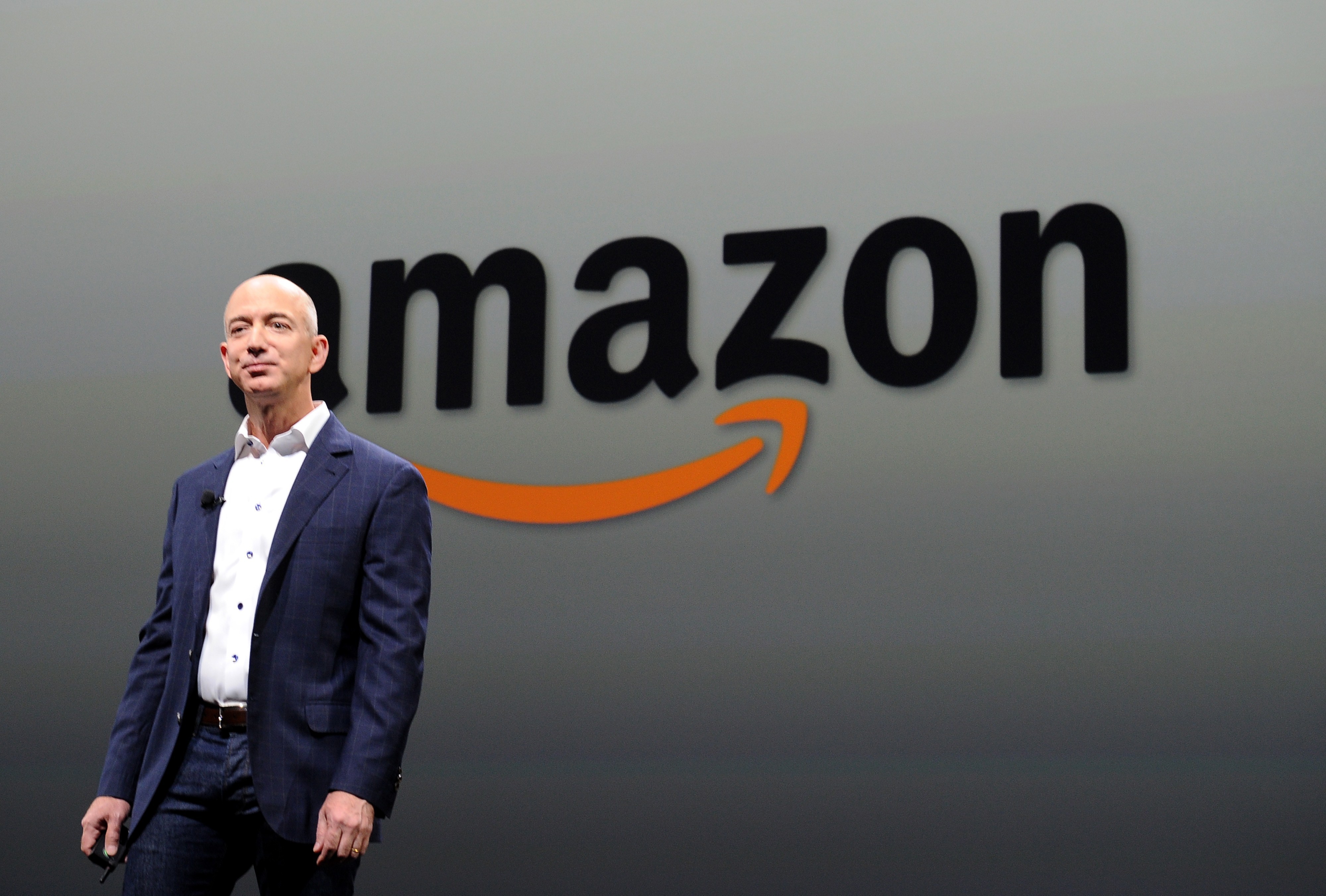 Amazon crește salariul minim la 15 dolari pe oră, iar Jeff Bezos cere statului american și mediului de afaceri să i se alăture
