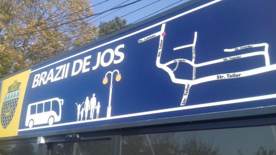 Stații de autobuz ca în Dubai, într-o comună din Prahova; oamenii se plâng de calitatea mașinilor | FOTO