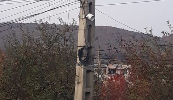 „Prima dată nu știam de unde vine”. O primărie din Gorj a montat un sistem de boxe pe stâlpi, prin care redă muzică și hotărârile de consiliu local