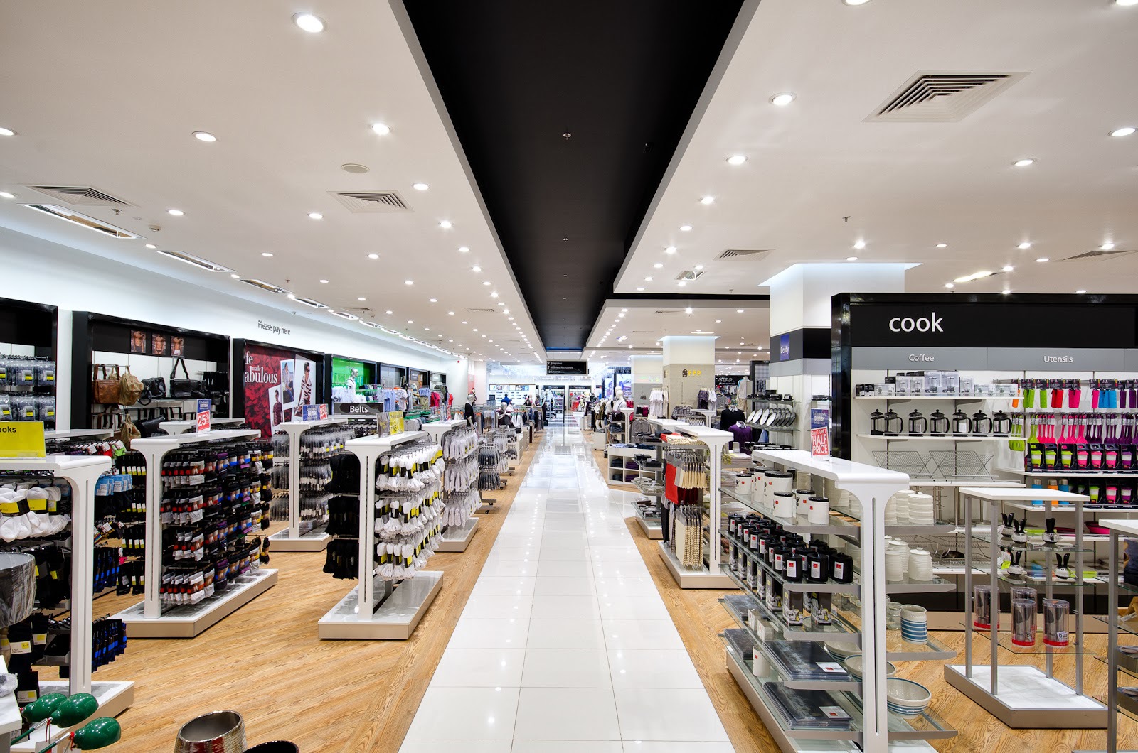 Unul dintre cei mai mari retaileri este în pragul colapsului: închide 50 de magazine după o amendă de aproape 700 de milioane de dolari