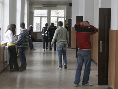 Profesoara din București acuzată de comportament agresiv refuză să fie înlocuită. Elevii nu mai merg la orele ei