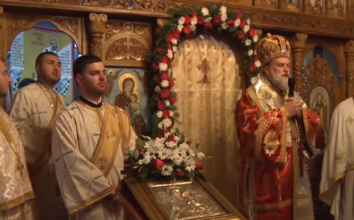 PEDEAPSĂ pentru că n-au fost la referendum. Ce le-a INTERZIS episcopul oamenilor veniți la sfințirea bisericii