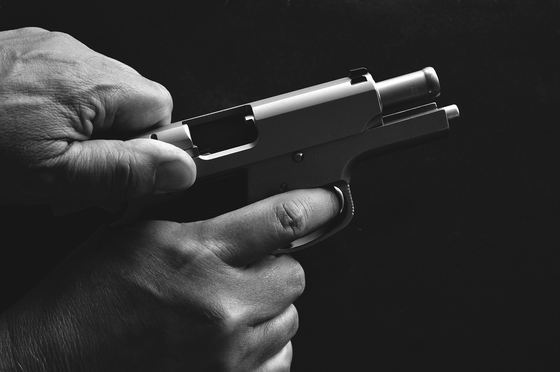 Un bărbat a încercat să intre într-o secție de votare pentru referendum cu un PISTOL cu bile de cauciuc