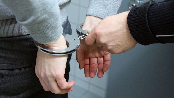 Doi polițiști dintr-o fostă mare „fabrică de permise” au fost reținuți pentru fapte de corupție