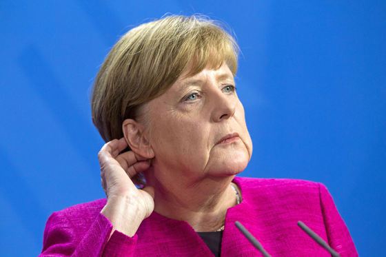 Un influent om de afaceri candidează împotriva Angelei Merkel pentru șefia partidului condus de cancelarul german