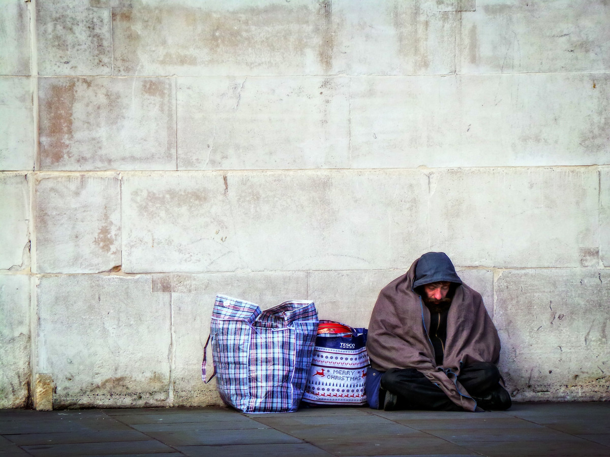 O țară vecină cu noi este prima din lume care a interzis, prin Constituție, locuitul pe stradă. Ce PEDEAPSĂ primesc persoanele prinse că dorm pe stradă