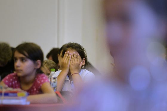 Elev de clasa întâi, STRÂNS de gât de învățător până a rămas fără aer