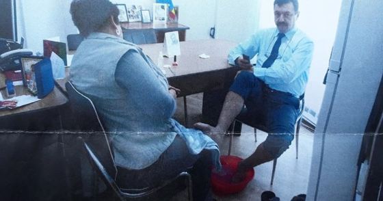 Anchetă la Primăria Târgu-Jiu după apariția unei imagini în care o femeie de serviciu îi face PEDICHIURA șefului unei direcții. Explicația directorului din poză