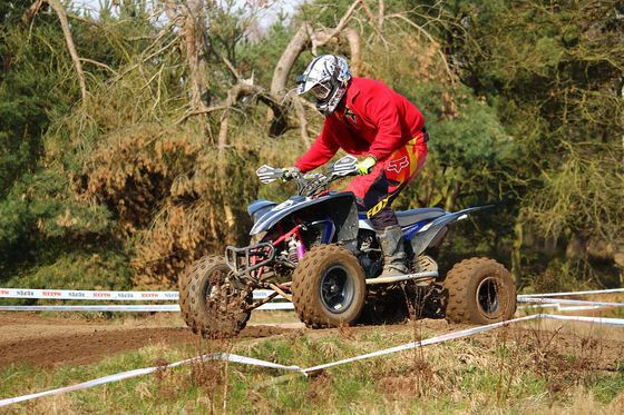 Solistul unei formații a murit decapitat, în timp ce plimba cu ATV-ul. Proprietarul terenului pe care a avut loc ACCIDENTUL a fost apoi bătut