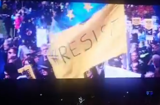 Imagini de la protestele din București, folosite în actualul turneul al formației rock U2