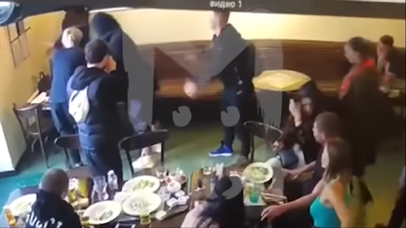 Un politician a fost rupt cu bătaia într-o cafenea! Ministerul de Interne a început o anchetă pe numele atacatorilor. Scena a fost filmată de camerele de supraveghere