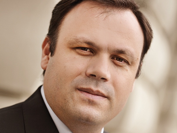 Povestea omului care, după ce a făcut carieră în domeniul bancar, se mută în sectorul care face concurență din ce în ce mai mult băncilor