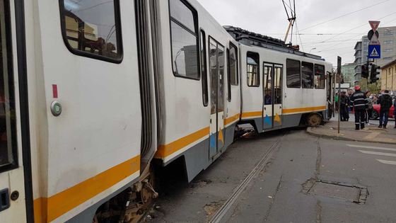 ULTIMA ORĂ: Două tramvaie s-au ciocnit într-o intersecție din Capitală. O femeie a fost lovită la cap